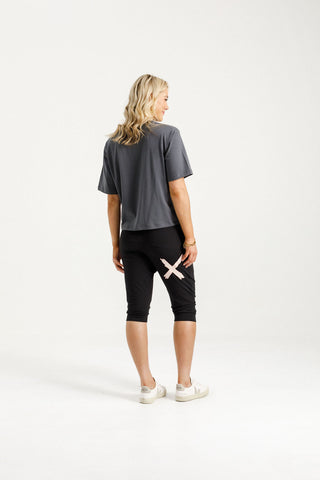Apartment Pant 3/4 - Black With Blossom Daisy