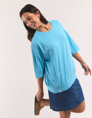 Elm Mazie Sweatshirt Mid Blue, Side playful view | AAAG