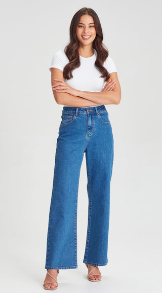 Woman wearing a white t-shirt and blue wide-leg denim jeans