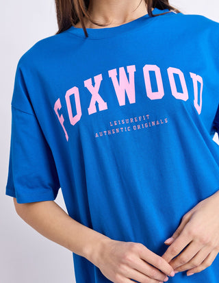 Side hem view of Foxwood Interval Tee in cobalt with neon pink