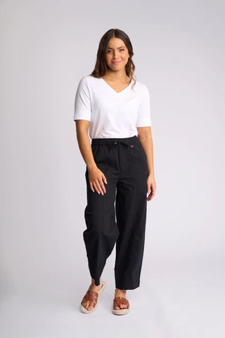Vassalli Dione Pants Black, Styled front | AAAG